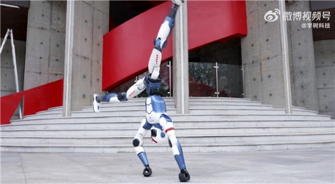 网友质疑机器人跳舞、拳击没用 